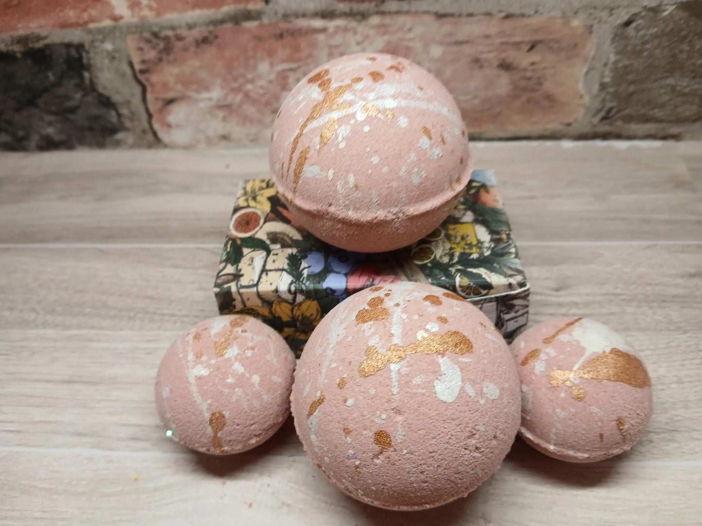 Cedarwood & Tangerine Bath Bomb – Calming Citrus Aromatherapy Fizzy for Stress Relief & Skin Nourishment