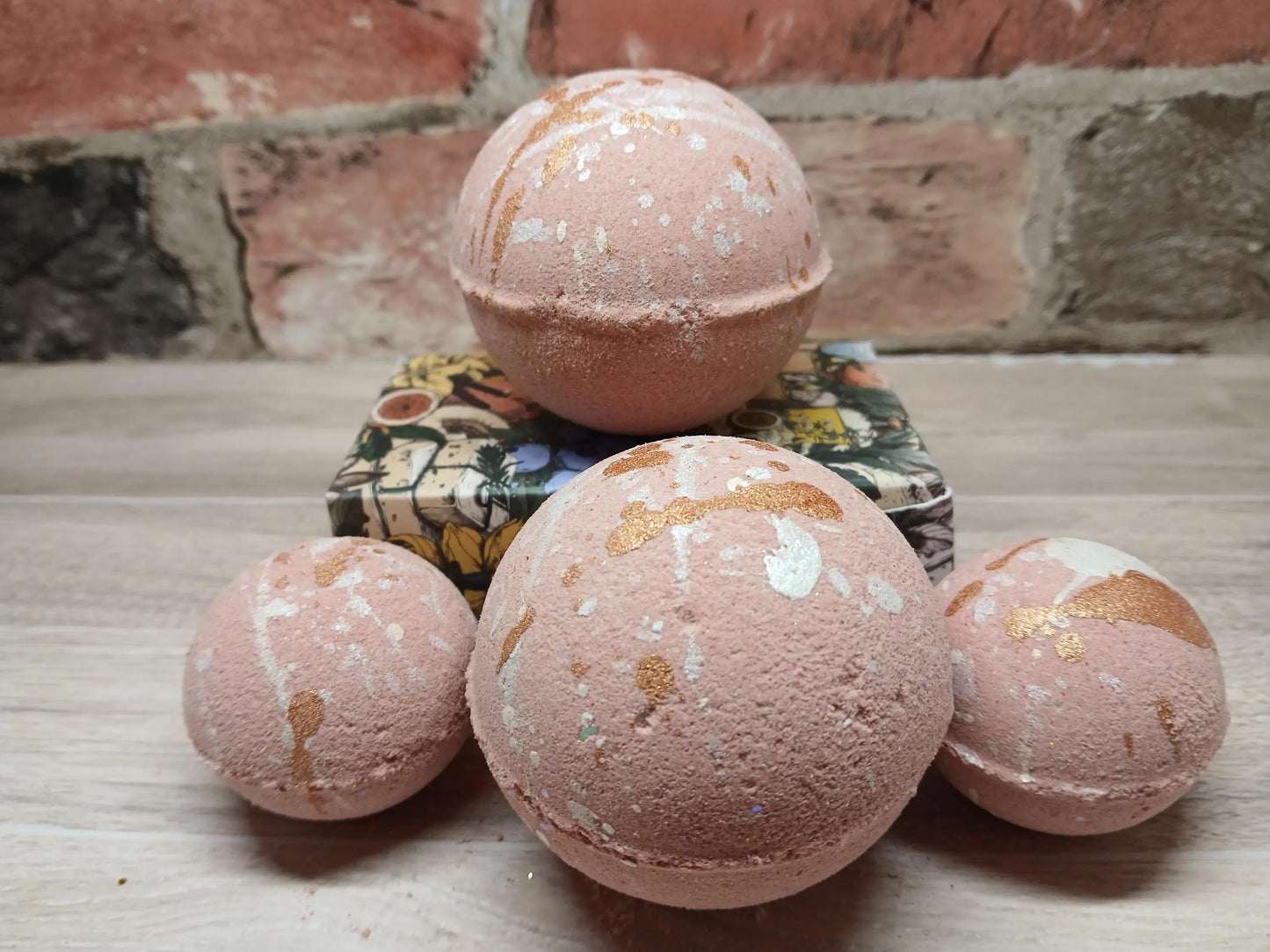 Cedarwood & Tangerine Bath Bomb – Calming Citrus Aromatherapy Fizzy for Stress Relief & Skin Nourishment